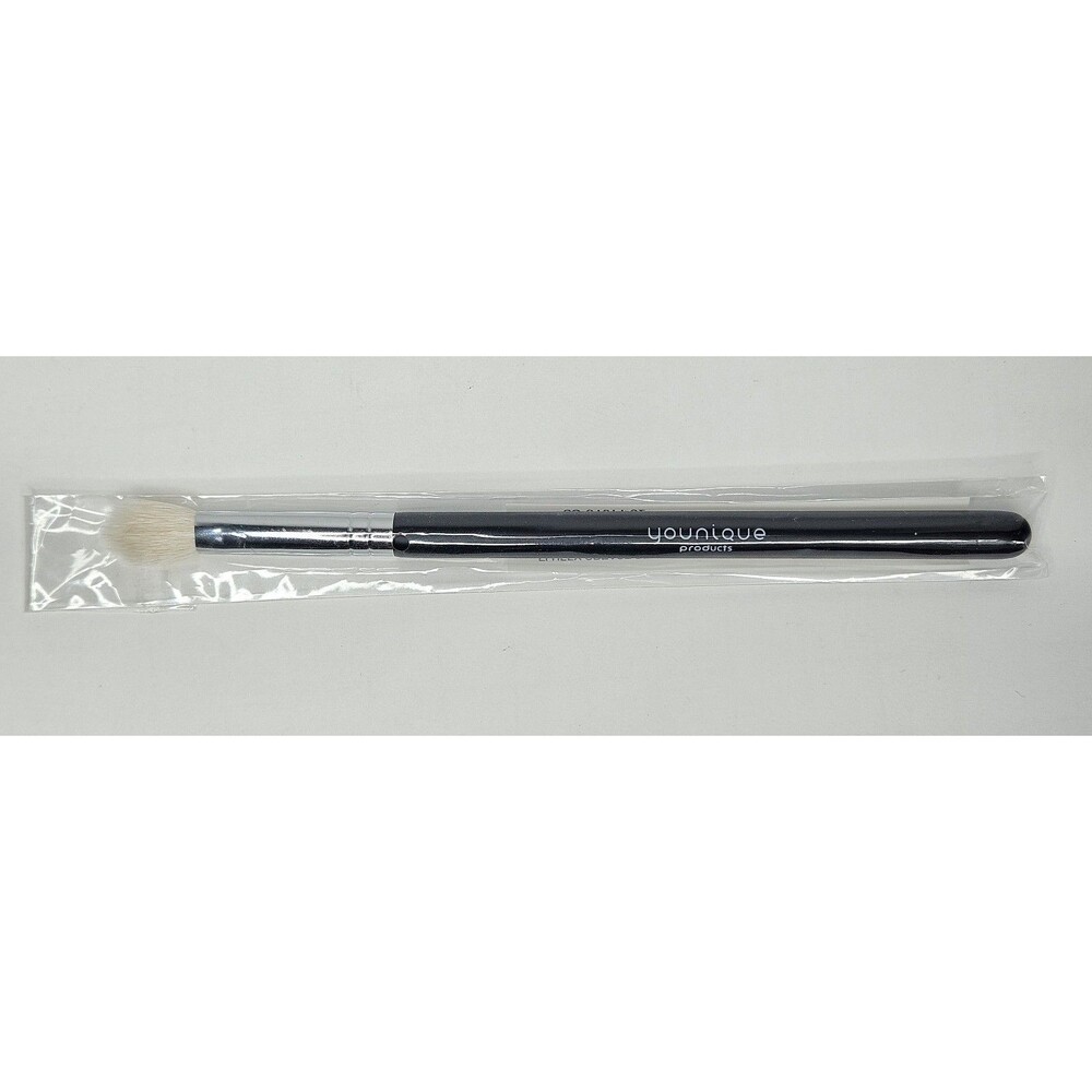 Younique Fluffy Crease Brush New Sealed